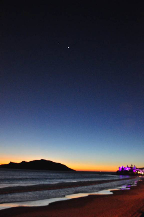 Início da noite em praia de Mazatlán, no México